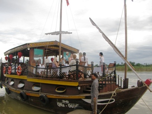 Cham island boat